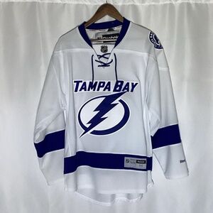 2132. Men’s White Reebok Tampa Bay Lighting EUC Size Medium $125